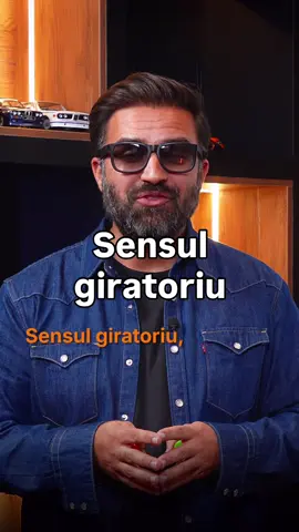 Sensul giratoriu – mituri, greșeli și reguli adevărate. Toată lumea are o părere despre cum se circulă corect, dar câți știu de fapt legea?  Intră pe canalul meu de youtube și urmărește clipul până la capăt. Link in BIO.  În acest episod discutăm fără menajamente despre sensul giratoriu – cine are prioritate, ce spune legea vs. ce se practică în trafic și de ce apar conflictele la fiecare intrare în sens. L-am invitat pe Cătălin Codescu, fost ofițer al Poliției Române (în prezent ofițer în rezervă), jurist și specialist în siguranță rutieră, președinte al Asociației Victimelor din Accidente de Circulație, pentru a explica clar și aplicat cum ar trebui să circulăm corect și civilizat. Dacă ai intrat vreodată într-un sens giratoriu și nu ai fost sigur cine trebuia să acorde prioritate… acest episod e pentru tine. . 🎥 @sabin.orasanu  . #ROMANIADrivingExperience #defensivedriving #foryou #fyp #viral 