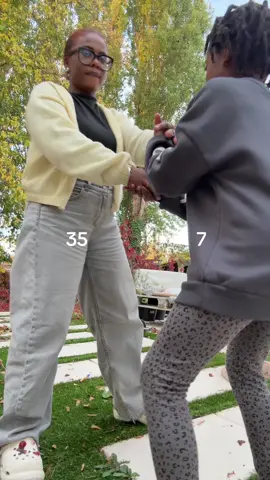 Ma fille voulait tellement faire le challenge  #mumsoftiktok #mumanddaughter #squatchallenge #fyp 