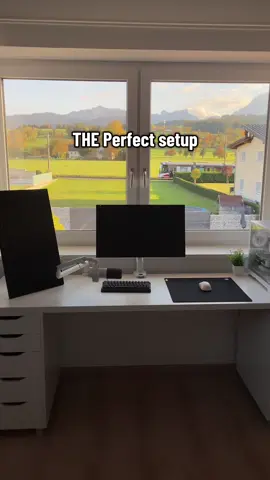 Happy friday 💚🌅 #viral #minimalism #xyzabc #desksetup #whitesetup 