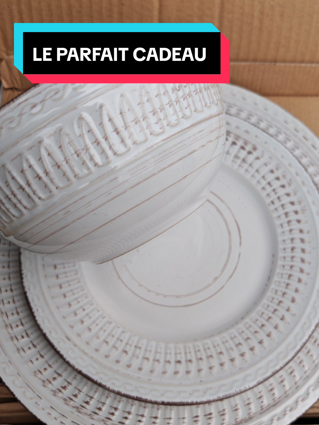 4 différents modèles de 12 Pièces en porcelaine de qualité.  1 carton est composé de 4 assiettes de 27 cm 4 assiettes de 20 cm et 4 bols ou saucières selon le modèle.  #12pieces #porcelaine #dinnerset #assiette #vaisselle 