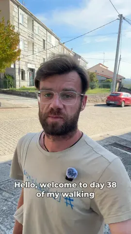 🇬🇧 English description below ⬇️ Dzisiaj dalej wędrowałem przez spokojną Galicję, żeby po 33 km dotrzeć do Xunqueira de Ambia. Po drodze mijamy się raz po raz ze znajomymi Włochami i Hiszpanem Paco, z którym od dobrych kilku dni tylko we dwóch okupujemy albergues municipales. Włosi śpią gdzieś idziej. O 15:30 jestem już umyty i wyprany. Ruszam do miasteczka na kawę i jakąś przekąskę, bo wieczorem umówiliśmy się z Włochami na kolację. Przed barem zagaduję parę z pieskiem i tak poznaję Alvaro i Magdę z Polski, którzy niedawno kupili tutaj dom i prostują jeszcze urzędowe sprawy zanim przeprowadza się z Kordoby, gdzie prowadzą kawiarnię. Co przyniesie jutro? No lo sé 🤷 ale na pewno będzie to warte, żeby wstać rano i ruszyć w dalszą drogę! #itakbedzieinaczej #caminodesantiago #caminosanabres #encounters #simplelifestyle  Today I kept walking through the peaceful hills of Galicia, covering 33 km to reach Xunqueira de Ambía. Along the way, I kept crossing paths with my Italian friends and Paco from Spain — for several days now, he and I have been the only ones staying at the albergues municipales, while the Italians choose other places to sleep. By 3:30 p.m. I was washed, had my laundry done, and headed into town for a coffee and a snack — we’ve got dinner plans with the Italians later tonight. In front of a bar, I struck up a conversation with a couple and their dog — that’s how I met Álvaro and Magda from Poland. They recently bought a house here and are sorting out some paperwork before moving from Córdoba, where they run a café. What will tomorrow bring? No lo sé 🤷 — but I’m sure it’ll be worth getting up and walking on! 👣🕊️🙏