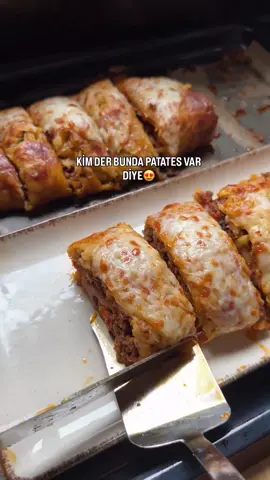 KiM DER Kİ BU YEMEKTE PATATES VAR 😍 Öyle harika bir yemek oldu ki yapmalara doyamicaksınız emin olun 😋 - ﻿﻿Patatesli Rulo Sarma - 📝 Malzemeler ; * ﻿﻿4 adet patates (rendelenmiş ) * ﻿﻿2 adet yumurta * ﻿﻿Yarım çay bardağından 1 parmak eksik sıvı yağ * ﻿﻿Yarım su bardağı kaşar peynir (rendelenmiş ) * ﻿﻿Tuz, karabiber, kırmızı toz biber 📝 Kıymalı harç için ; * ﻿﻿250 gr. kıyma * ﻿﻿2 adet yeşil biber * ﻿﻿1 adet kırmızı biber * ﻿﻿1 silme yemek kaşığı domates salçası * ﻿﻿1 tatlı kaşığı biber salçası * ﻿﻿56 dal maydonoz * ﻿﻿Tuz,karabiber,kırmızı toz biber,kekik 👩‍🍳 Yapılışı ; 1️⃣ Öncelikle patatesleri rendeleyin suyunu sıkın Diğer malzemeleri ekleyip karıştırın ve fırın tepsisine yayın önceden ısıtılmış fırında üzeri hafif kızarana kadar pişirin , 2️⃣ Kıymalı sos için kıymayı 2 3 yemek kaşığı kadar yağda kavurun ve sonrasında biberleri ekleyin kavurmaya devam edin , 3️⃣ Salçayı baharatları ekleyip kavurun ve hazır, 4️⃣ Fırından çıkardığınız patatesin üzerine kıymalı harcı döküp yayın ve rulo şeklinde sarın, 5️⃣ Üzerine kaşar rendesi gezdirip 10 dakika kadar daha fırına gönderin 6️⃣Kaşar eriyip hafif kızardıktan sonra çıkartıp dilimleyin ve servise hazır 🌸  Deneyecek olan herkese şimdiden afiyet olsun 💞 Tarif ; Instagram/bake_with_esraa #kıymalırulopatates #patateslitarifler #akşamyemeği #yemekönerisi #keşfetteyizzz 
