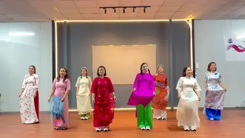 ✨ Bài vũ đạo: “Áo Dài Ơi” 👗 Choreography by: Leyna Tran 💃 Trình bày: CLb Dance24h  Vũ điệu nhẹ nhàng, uyển chuyển trong tà áo dài truyền thống — như lời tri ân gửi đến chị em phụ nữ Việt Nam: dịu dàng, mạnh mẽ và luôn tỏa sáng theo cách riêng của mình. 🌸 #DanceFITvietnam #AodaiOi #2010  #PhuNuVietNam  