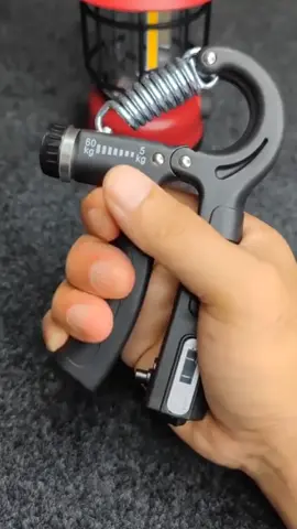 Aderência de Mão Hand Grip 5-60KG – Fortaleça Seus Dedos e Antebraços Treine onde e quando quiser com o Hand Grip Ajustável de 5 a 60KG, ideal para fortalecer a mão, dedos, punhos e antebraços. Compacto e resistente, esse exercitador de pegada é perfeito para quem busca melhorar a força, resistência e coordenação muscular. ✅ Resistência ajustável: de 5 a 60 kg, ideal para iniciantes e atletas. ✅ Fortalece a musculatura: ótimo para reabilitação, escalada, artes marciais, musculação e outros esportes. ✅ Design ergonômico: pegada confortável e segura. ✅ Portátil: leve e fácil de transportar para treinos em qualquer lugar.