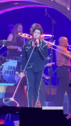 Joecation eyes in Nashville! 😍 #jonasbrothers #nashville #greetingsfromyourhometown #vacationeyes #joejonas  @Jonas Brothers @joejonas 