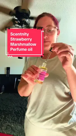 I have been using this everyday!! I’m obsessed! I like this so much better than my bath and you know who sprays! #perfumeoil #perfume #smellgood #strawberrymarshmallow #scentnity 