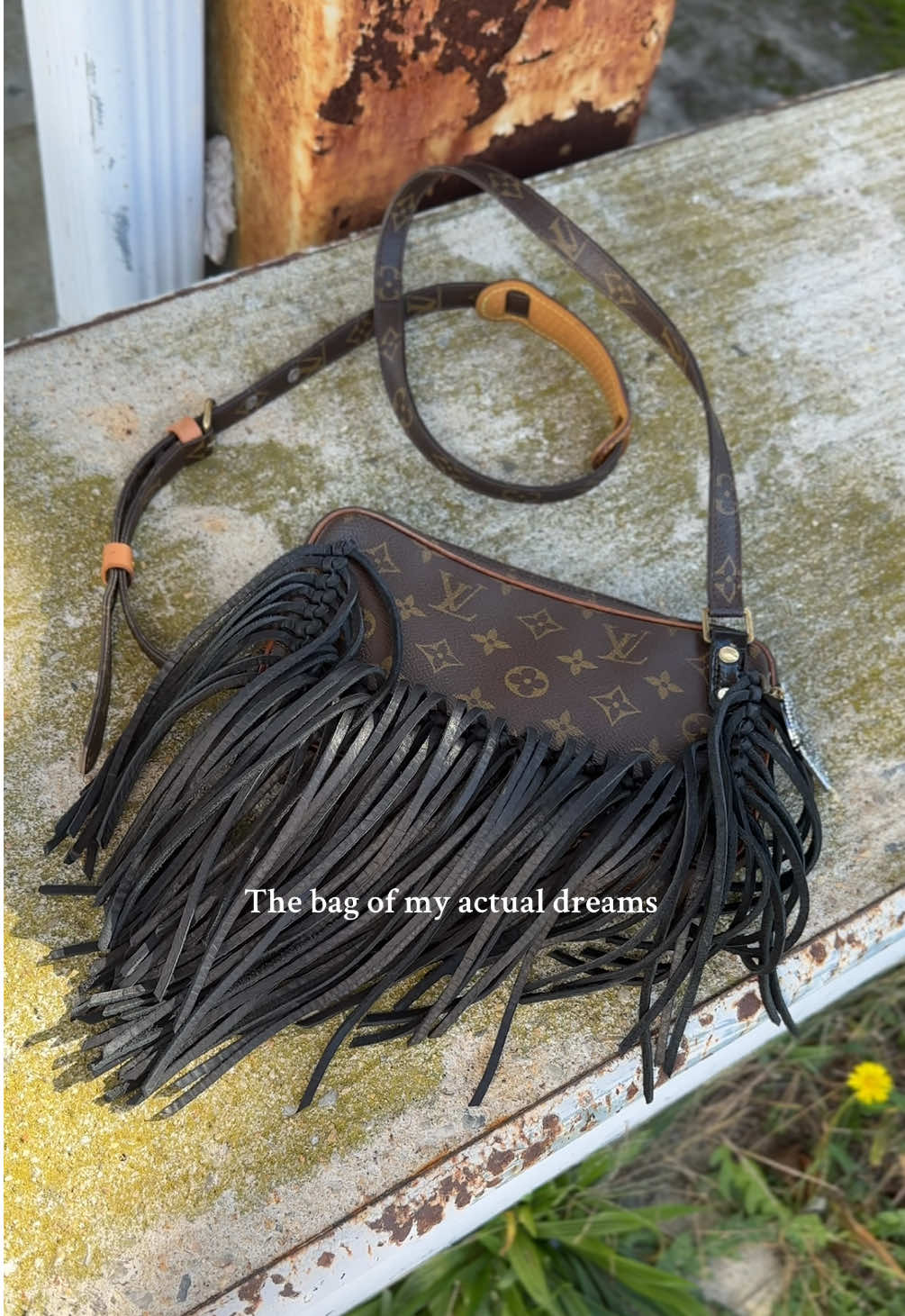 Absolutely in love @vintagebohobags #westernfashion #purse #handbag 