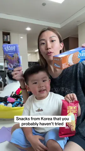 Love walking to the convenience store #korea #koreansnacks #oreo #friedchicken #pocky 