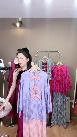Diện Váy Yếm Lụa nơ nhung, tôn dáng kín đáo. Eo dưới 66cm chọn size S, eo 68cm chọn size M nhé!
