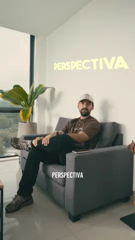 🎥 ¿Cansado de usar los mismos textos en tus videos? 👀✨ ¡Te traemos una idea brutal para darle un giro total a tu contenido! 🔄🔥 1️⃣ Crea un proyecto solo con texto sobre fondo negro 🖤 2️⃣ Ajusta el texto hasta que te encante y descárgalo 💾 3️⃣ Abre tu video principal (de preferencia con un fondo limpio) 🖼️ 4️⃣ Ve a Efectos de video → Reproductor 3 y juega con los valores 🎛️ 👉 El truco está en el “Giro”, te dará una perspectiva increíble 😎 💬 Si te gustó este tip, cuéntanos en los comentarios y guarda este video para probarlo después 😉 #capcut_edit #efecto #tutorials #TrucosDeCreadoresVideoTips #EdiciónDeVideoC 