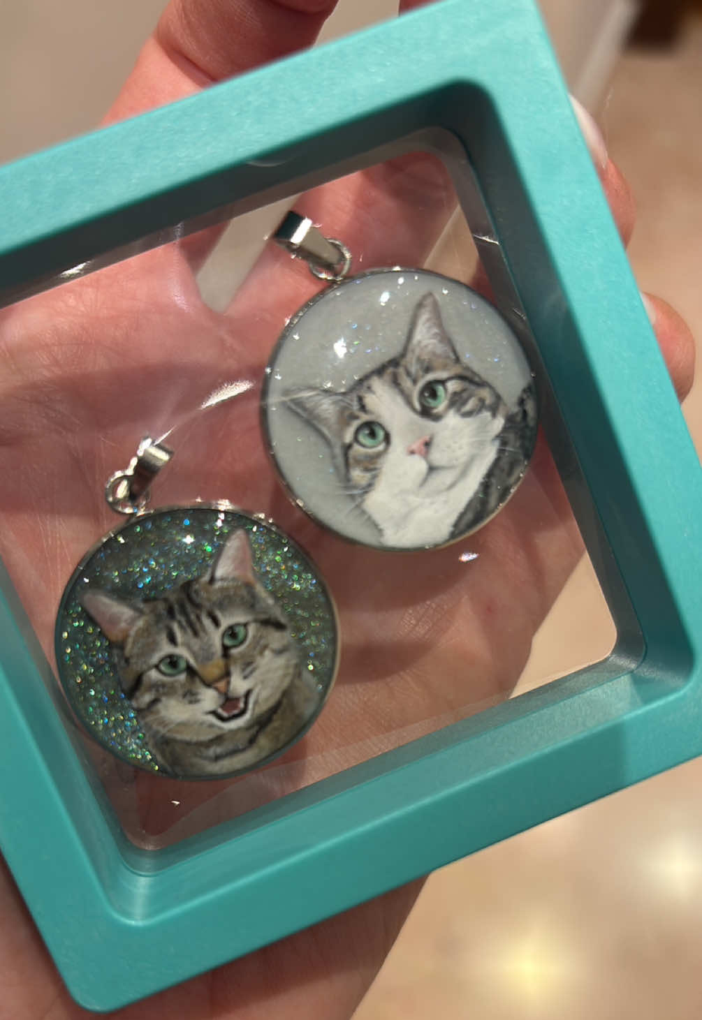 I ciondoli li ha realizzati a mano @_gingil_  e la trovate su Instagram 💖 🇬🇧When I opened Mister Serafino’s profile, I never imagined how much love and sweetness would come from so many people. A few weeks ago, a girl sent me two hand-painted pendants and bracelets with Lucio and Serafino’s faces. They weren’t just gifts — they were little pieces of love I can carry with me everywhere. 💛 🇧🇷Quando abri o perfil do Mister Serafino, nunca imaginei receber tanto carinho e doçura de tantas pessoas. Algumas semanas atrás, uma menina me enviou dois pingentes e pulseiras pintados à mão com os rostos de Lucio e Serafino. Não eram só presentes — eram pedacinhos de amor que posso levar comigo por onde eu for. 💛 🇪🇸Cuando abrí el perfil de Mister Serafino, nunca imaginé recibir tanto cariño y dulzura de tantas personas. Hace unas semanas, una chica me envió dos colgantes y pulseras pintados a mano con las caras de Lucio y Serafino. No eran solo regalos — eran pequeños trozos de amor que puedo llevar conmigo a todas partes. 💛 🇫🇷 Quand j’ai ouvert le profil de Mister Serafino, je n’aurais jamais imaginé recevoir autant de douceur et d’affection de tant de personnes. Il y a quelques semaines, une fille m’a envoyé deux pendentifs et bracelets peints à la main avec les visages de Lucio et Serafino. Ce n’étaient pas seulement des cadeaux — c’étaient de petits morceaux d’amour que je peux garder avec moi partout. 💛