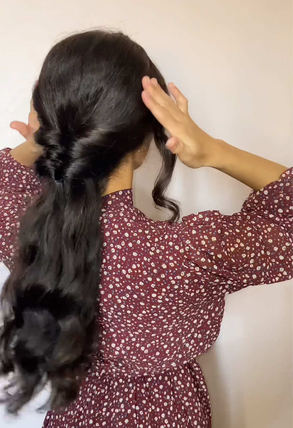 تسريحة ناعمة اللي تعطي فخامة بدون تعب 🍂🙀 تنفع للدوام ، لطلعات او حتى مناسبات 👗 اعطوني رايكم !؟؟ Ig: zahi_hairstyle  . #softgirl #hairidea #zahihairstyle #softhair #fyppppppppppppppppppppppp 