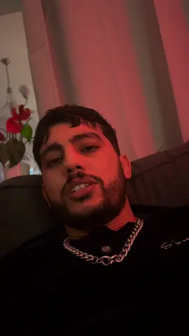 لاعبها فنان و نتا فان 😏