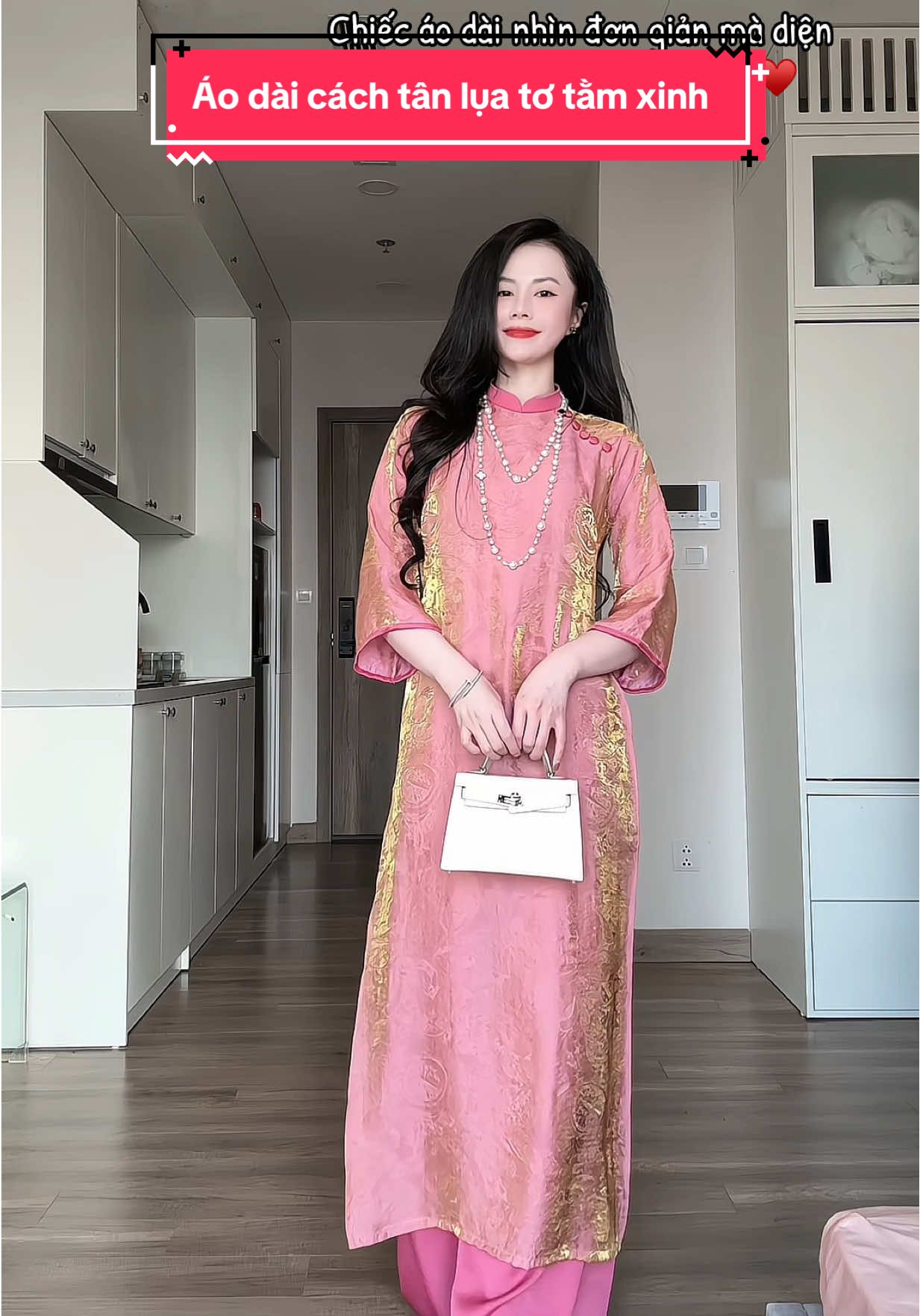 Set áo dài này cầm thì thấy bình thường mà mặc lên dáng xinh cực kỳ luôn, mà tui mặc thấy còn gọn dáng nữa cơ #aodaicachtan #aodaivietnam #aodaitet #aodaidep #aodai 