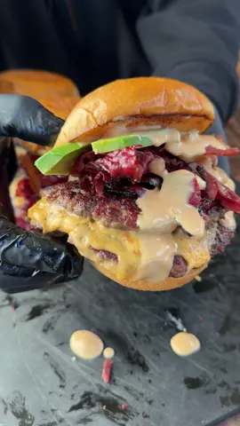 🔥 Let’s make this Pastrami Bacon Burger loaded with creamy avocado and that In-N-Out copycat sauce! 🍔🥓 Here’s what you’ll need 👇 	•	2 lbs ground beef (80/20 blend) 	•	8 slices bacon 	•	8 oz sliced pastrami 	•	4 brioche buns, toasted 	•	4 slices cheddar or Swiss cheese 	•	1 large avocado, sliced In-N-Out Copycat Sauce: 	•	½ cup mayo 	•	3 tbsp ketchup 	•	2 tbsp sweet pickle relish 	•	1 tsp yellow mustard 	•	½ tsp white vinegar 	•	Pinch of sugar + salt to taste Grill patties 3–4 min per side, melt the cheese, crisp up bacon & pastrami, then stack it high with avocado and that sauce 🔥 This burger hits every flavor—smoky, salty, creamy, and juicy 😮‍💨