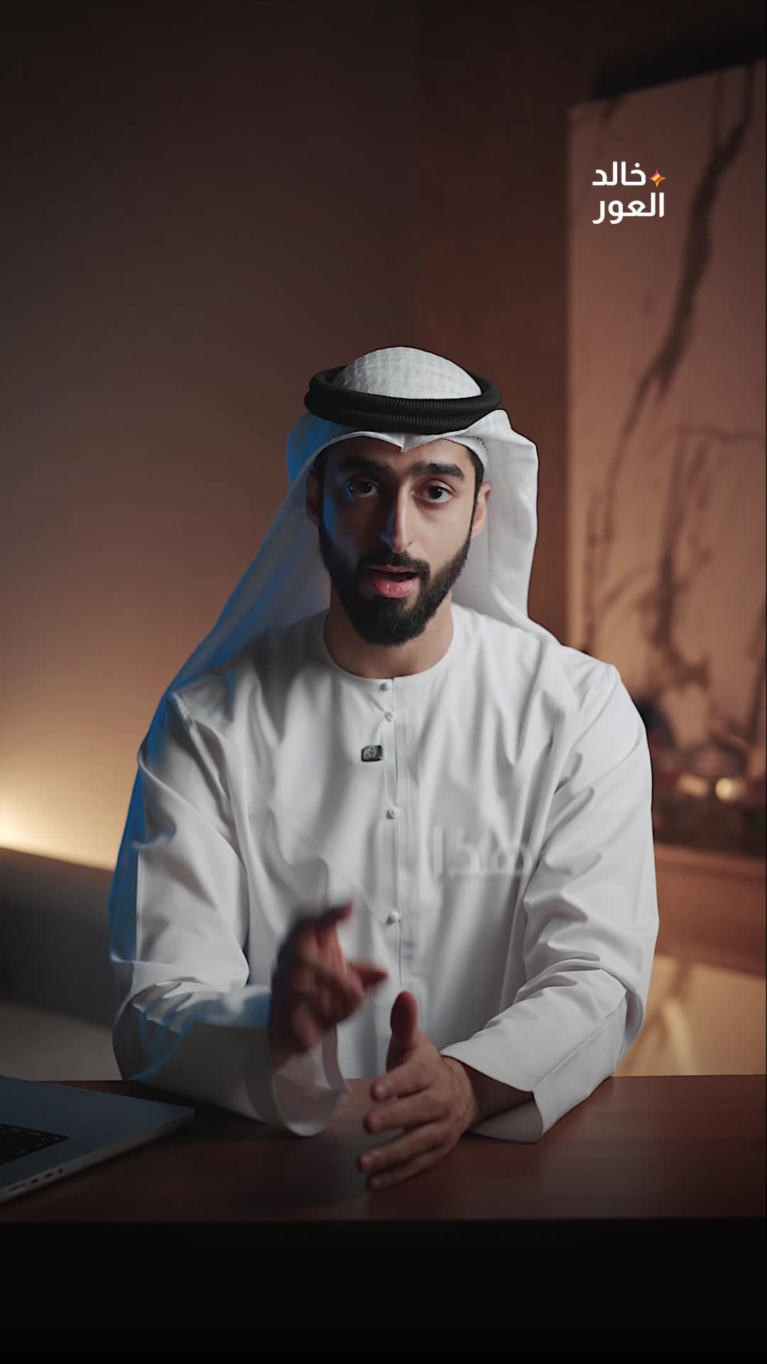 كيف يشتغل الذكاء الاصطناعي؟ كل شي حوالينا - صور، فيديو، افكار ، وحتى المشاعر - تتحول لأرقام وتكون داخل شي اسمه “الشبكات ا العصبية” (مستوحاة من مخ البشر) الذكاء الاصطناعي مب سحر، فقط رياضيات وبعدين الـ AI ياخذ مدخل وبعدين يعطيك نتيجة عبر حسابات رياضية معقدة، معقدة لدرجة محد يفهمها، عشان جي يسمونها “الصندوق الأسود”! لو تبغي تعرف أكثر أو تبدأ رحلتك في مجال الذكاء الاصطناعي، اكتب “مهتم” في الكومنت #الذكاء_الاصطناعي #ai #datascience