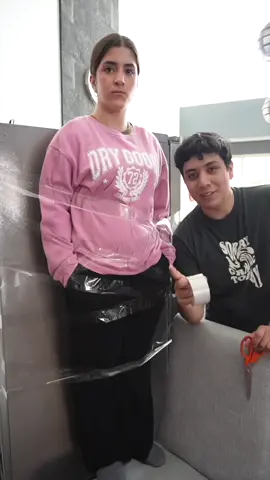 Puede un rollo de cinta pegarte a la pared? #cici #dola #mx 