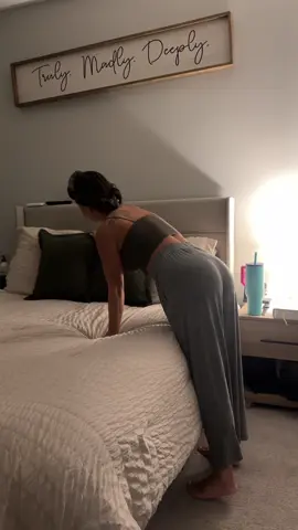 When my day doesn’t start with the gym 🤗🫶🏼 #morningroutine #5am #morningvibes #momvlog #heatlesscurls @elfcosmetics @Maybelline New York @Premier Protein 