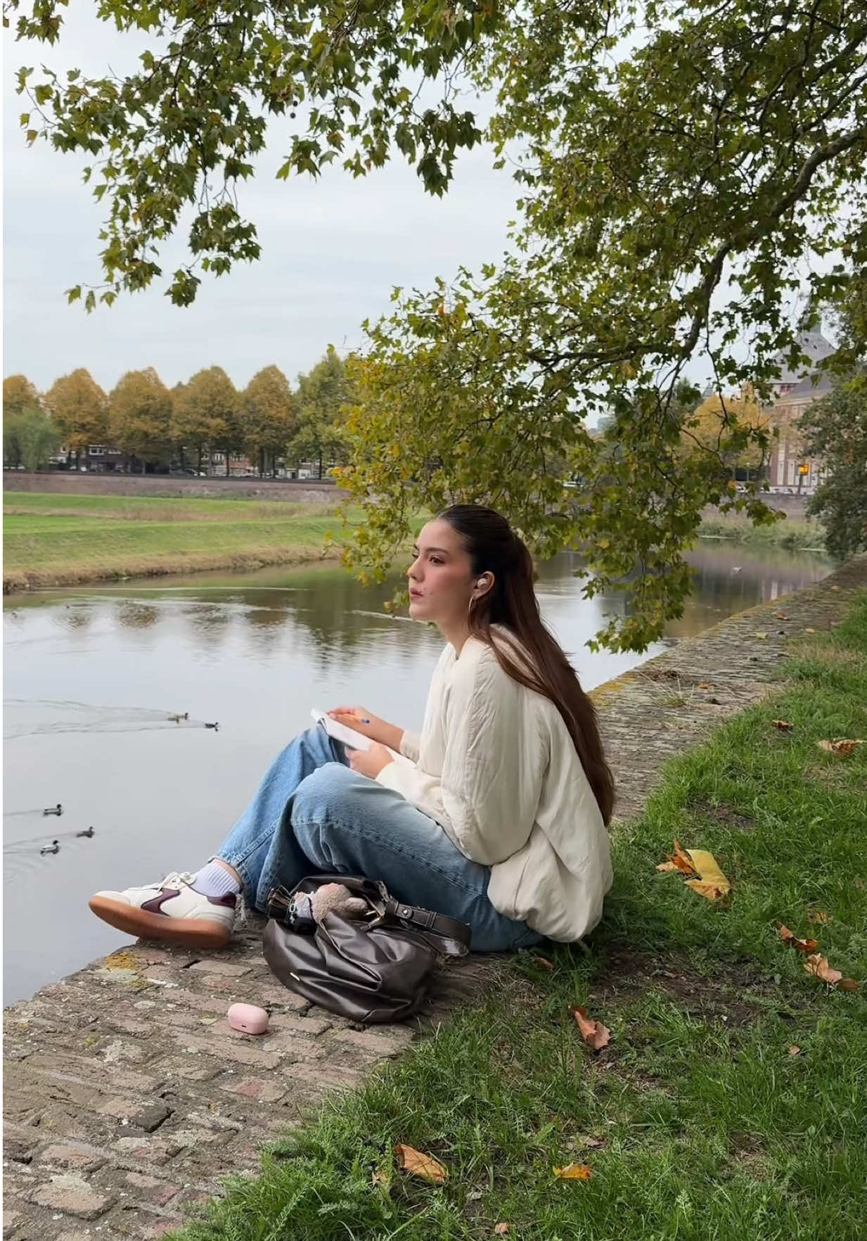 Amigas básicamente el journaling es una herramienta de autoconocimiento y gestión emocional que ayuda a reducir el estrés, mejorar la creatividad y fomentar la reflexión personal. OJO con el tip de los audifonos y la musica para meterte full en ese momento 100%  te ayuda a fluir.  Por cierto los que muestro en el video son los #WFC710N y si usan mi código de descuento “MONICAN” en la Sony Store de Panamá tienen 5% extra.