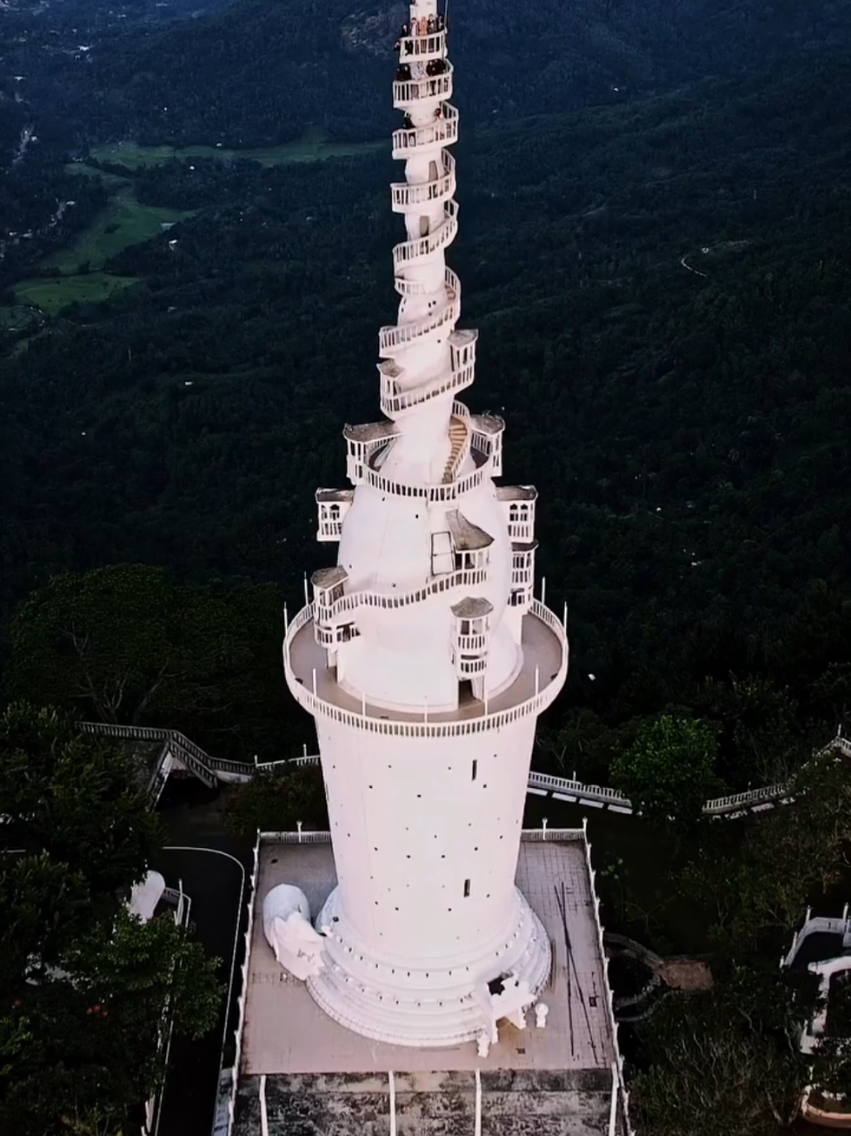 Ambuluwawa Tower 🇱🇰offers a breathtaking 360° view of Sri Lanka’s lush hills and valleys — a symbol of harmony where nature, culture, and spirituality unite. 🌿✨ . #ambuluwawa #srilanka #ambuluwawatower #travel #visitsrilanka 