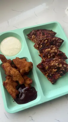 Just got paid but went all to bills got me over here eating like a kid 😂 ignore the burnt dollar tree pizza 