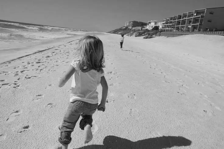 Thời gian trôi, mọi thứ dường như đổi thay một cách lặng lẽ. Những điều từng làm tim ta rung động, giờ chỉ còn là những ký ức mờ nhạt sau lớp bụi thời gian. Con người cũng vậy… đến và đi, như những cơn gió. Ta không thể giữ ai ở lại, cũng không thể khiến quá khứ trở về như xưa. Có những điều ta học được không phải từ hạnh phúc, mà từ chính những mất mát lặng thầm. Mỗi vết thương để lại một bài học, mỗi lần rơi nước mắt khiến ta kiên cường thêm một chút. Đôi khi, ta tưởng rằng mình sẽ gục ngã, nhưng hóa ra, ta vẫn đứng vững sau tất cả. Không phải vì ta mạnh mẽ hơn ai, mà vì ta không còn lựa chọn nào khác ngoài việc tiếp tục bước đi. Cuộc sống vốn không chờ đợi ai, và cũng chẳng dừng lại vì nỗi buồn của một người. Thế nên, ta học cách buông bỏ những điều không còn thuộc về, và mở lòng với những điều đang đến. Rồi sẽ có lúc, khi nhìn lại, ta sẽ mỉm cười bình thản: “À, thì ra mình đã đi qua được tất cả…”