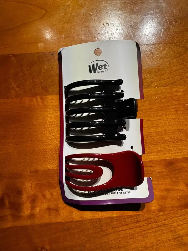 These tweezers have a modern and ergonomic design, which makes them super comfortable to use. In addition, they have an anti-heat technology that protects our hair from damage, yes, girls, that's a 10 on my priority list! 🙌 What I like the most is how they hold the hair perfectly without slipping or leaving marks, achieving that polished and long-lasting hairstyle in minutes. They are ideal for creating loose waves, defined curls or simply to collect hair quickly and stylized. 💌: @influenster @wetnwildbeauty  #complimentary 