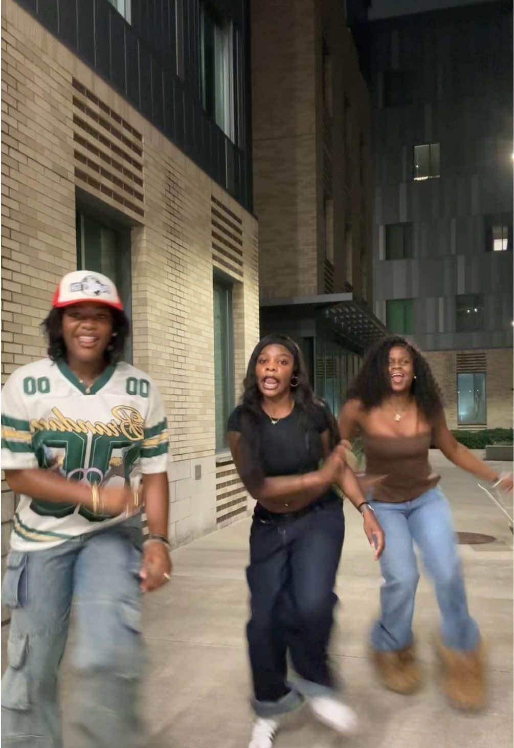 the gng is bacckkkk💋💋 #afrobeat #friendgrouptrio  #africantiktok #legwork #fyp 