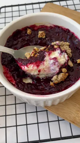 IOGURTE ASSADO🥣 receita viral no mundo fitness na última semana💪✨ a receita (sem contabilizar a geleia e a farofa) tem aproximadamente: • 160 calorias • 18,5g de proteína • 5g de gordura • 13g de carboidratos INGREDIENTES  - 170g ou 1 potinho de iogurte natural desnatado  - 1 ovo - adoçante a gosto - opcional: essência de baunilha  deixei na air fryer por 20 minutos a 140° GELEIA - 150g de amoras congeladas  - 1 col.de sopa de adoçante em pó  - sumo de 1/4 de limão  #receitafacilfit #rotinasaudavel #lanchedatarde #baixoemcalorias 