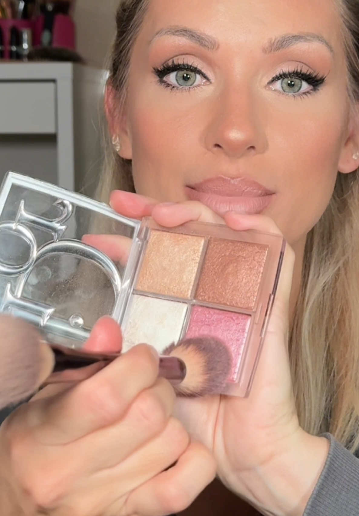 THIS Palette gives every MakeUp Look the Healthy glowy insane Glam Look - i swear it is THE Palette for us MakeUp Artists 🔥👌 The Dior Backstage Glow Maximizer Palette 01 * Self-purchased* #diorbeauty #facepalette #glamup #makeuphack #makeup 