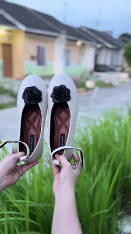 CAKEP BGT YANG SATU INI aesthetice👌🏻🤍🤎🫵🏻#flatshoes #flatshoescantikk #flatshoesmurah 