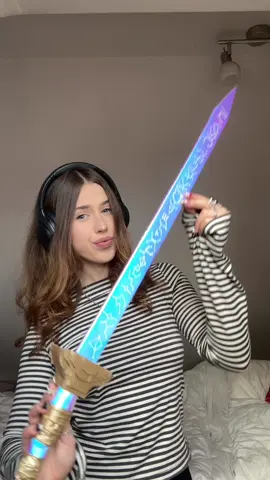 Dzięki tej foli, on tak przepięknie błyszczy 🪩💜 #DIY #kpopdemonhunters #sword #kpop #tutorials 