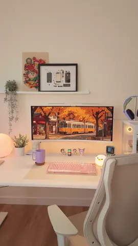 happy friday besties 🍁✨🧡 i just love the cozy feeling of turning all the small lights on ☺️ #desksetup #desktour #pcsetup #GamingSetup 