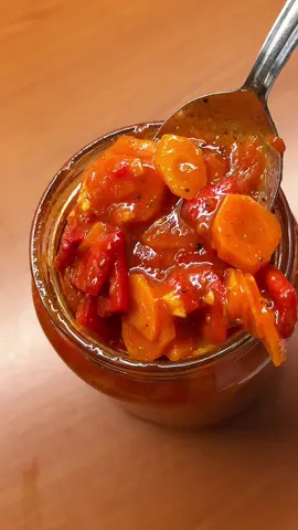 ✨Lovačka salata✨ Sastojci: - Paradajz svež ili kuvani 2kg - Šargarepa 1kg - Paprika 3kg - Ulje 200ml - Beli luk po ukusu (kod mene 2 glavica) - So 1 kašika - Šećer 100gr - Biber po ukusu - Ljuta paprika po ukusu - Sirće 200ml - Peršun po ukusu (kod mene 2 veze) 1. Paradajz oljuštite, skuvajte i izblendajte, ili koristite kuvani paradajz. 2. Dodajte seckanu šargarepu, lovorov list, so, šećer, ulje i kuvajte 5-10 minuta. 3. Dodajte biber, seckanu papriku, sirće, beli luk i kuvajte još 20 minuta, ili dok ne smekša. Ne sme da se prekuva. 4. Na kraju dodajte peršun, i sipajte u vruće tegle.  5. Tegle dobro zavrnite i ubacite u rernu koju ste zagrejali na 90 stepeni, 90 minuta. Rernu ugasite i ostavite tegle do ujutru da se ohlade. Salata je spremna za krkanje čim se ohladi. Prijatno! 🤤 #kacolina #zimnica #paprika #EasyRecipe #recept 