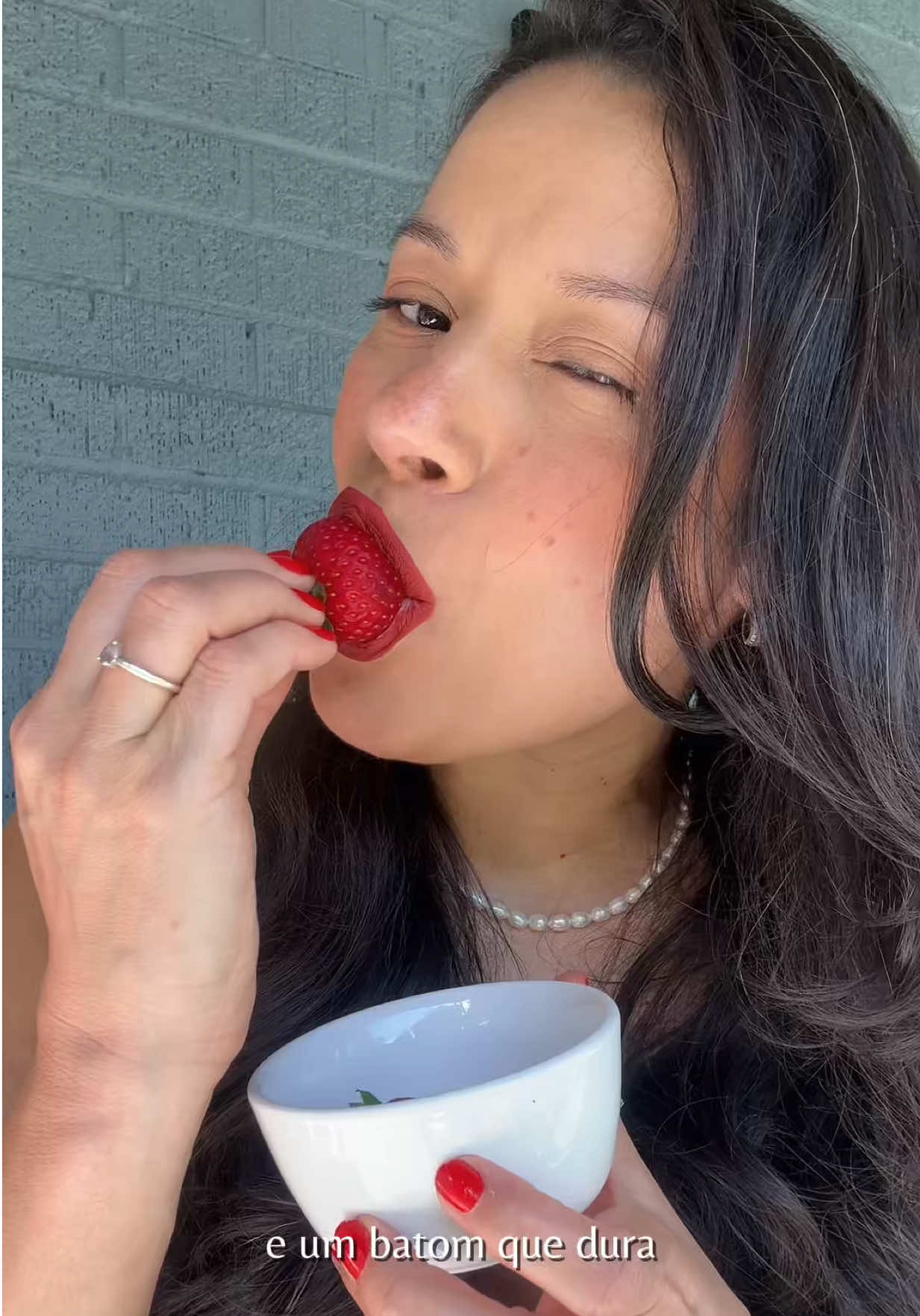 O que frutas vermelhas 🍓 e um batom que dura 16h 💋 têm em comum? 💄 Um presente especial com a nova fragrância Power Stay, que dura até 22h na pele. Com um floral ambarado envolvente, mistura frutas vermelhas, íris vermelha e praliné, combinando intensidade e elegância em cada detalhe. 💄E o batom líquido matte Power Stay, meu favorito, garante cor intensa o dia todo — do close ao corre! ✨ 💡 Tecnologia exclusiva Scent Lock: liberação gradual da fragrância pra durar mais na pele. 🎁 Um presente perfeito pra mulher que tá sempre em movimento — e merece se sentir poderosa o tempo todo. 🛍️ Reserve comigo e surpreenda quem você ama!  @Consultoria Natura e Avon  #PowerStay #AvonBrasil #PresenteAvon #AvonPowerStay