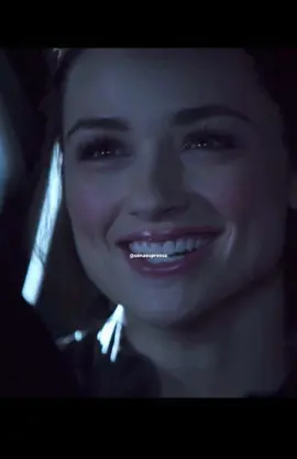Lydia’nın çığlığı ile, sevdiği adamın kollarında ölmüştü. Ve gene Lydia’nın çığlığı ile, kayıp hafızası, anıları ona geri döndü. Hem de en ihtiyaç duyduğu anda. Kim ne derse desin, Lydia ve Allison dizideki en iyi iki dosttu.  Allison yaşarken de, öldükten sonra da, bu durum hep aynıydı. İkinci film.. gel artık.. İstek değil ihtiyaç.. #teenwolf #teenwolfedit #teenwolfmovie #yağızaaşığımdiyincekeşfetoluyomuş #keşfetbeniöneçıkar 