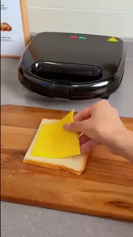 A sanduicheira perfeita EXISTE! Você pode fazer lanches, omeletes, carnes e várias outros pratos com facilidade e praticidade #OliverHome #cozinha #lanche 