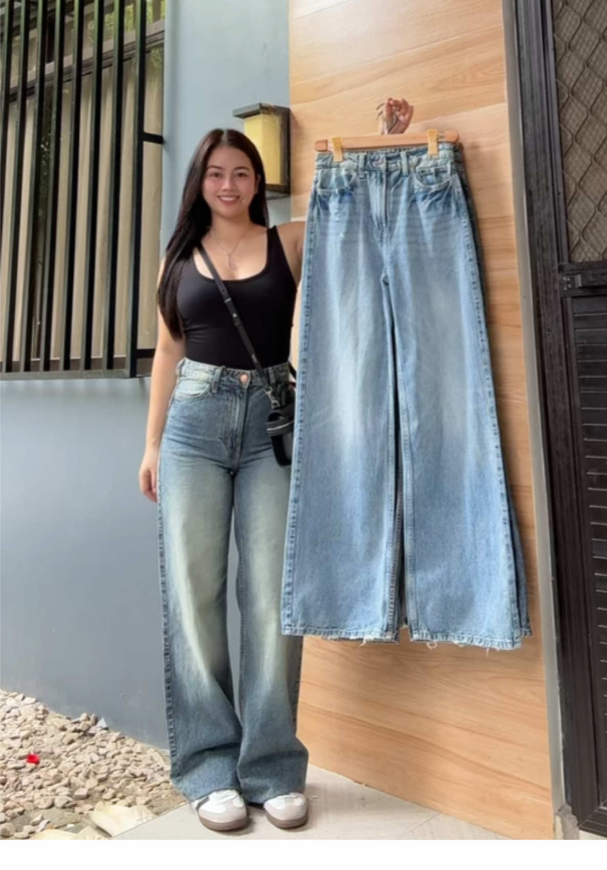 Gandara ng newest wideleg jeans, the hard denim quality will assure you longevity; worth your penny! Perfect for your ootd sa school & work! #wideleg #widelegpants #widelegjeans #widelegpantsoutfit 