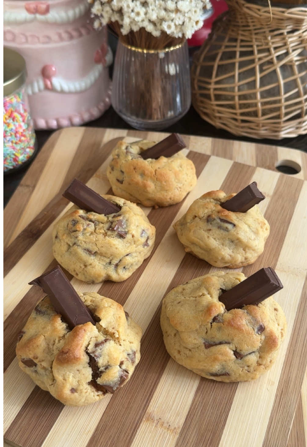 As receitas de cookies voltaram!!  Ingredientes  Recheio 1 embalagem de kitKat normal 1 embalagem KitKat dark 80g de chocolate meio amargo 1 colher de sopa de creme de avelã Cookie 1/3 xícara de manteiga 1/3 de xícara de açúcar mascavo 1/3 de xícara de açúcar cristal 1/2 colher de chá de baunilha 1 ovo 1 xícara e 1/2 de farinha de trigo  1/2 colher de chá de fermento químico  100g de chocolate ao leite Congelador por 1 hora Forno pré aquecido 220 graus entre 12 minutos a 15 minutos  Montagem 1 embalagem de KitKat dark Comprei a tigela de vidro no @Mercado Livre : 7HF4K0-1QVS #MeusFavsDoMercadoLivre #MercadoLivre #cookie #receita #chocolate 