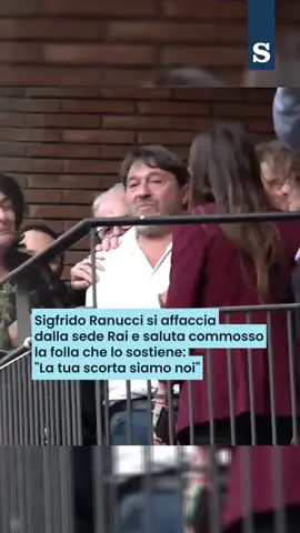 Sigfrido Ranucci si affaccia dalla sede Rai e saluta commosso la folla che lo sostiene: 