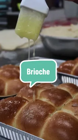 Thanksgiving menu coming in HOT!🥵  These Black Pepper Brioche buns are a Thanksgiving staple & you can get your hands on them soon🤫  Thanksgiving pre order menu starts 10/20✨ #thanksgivingrecipes #charlestonbakery #charlestonfoodie #charlestonsc #swankdesserts 