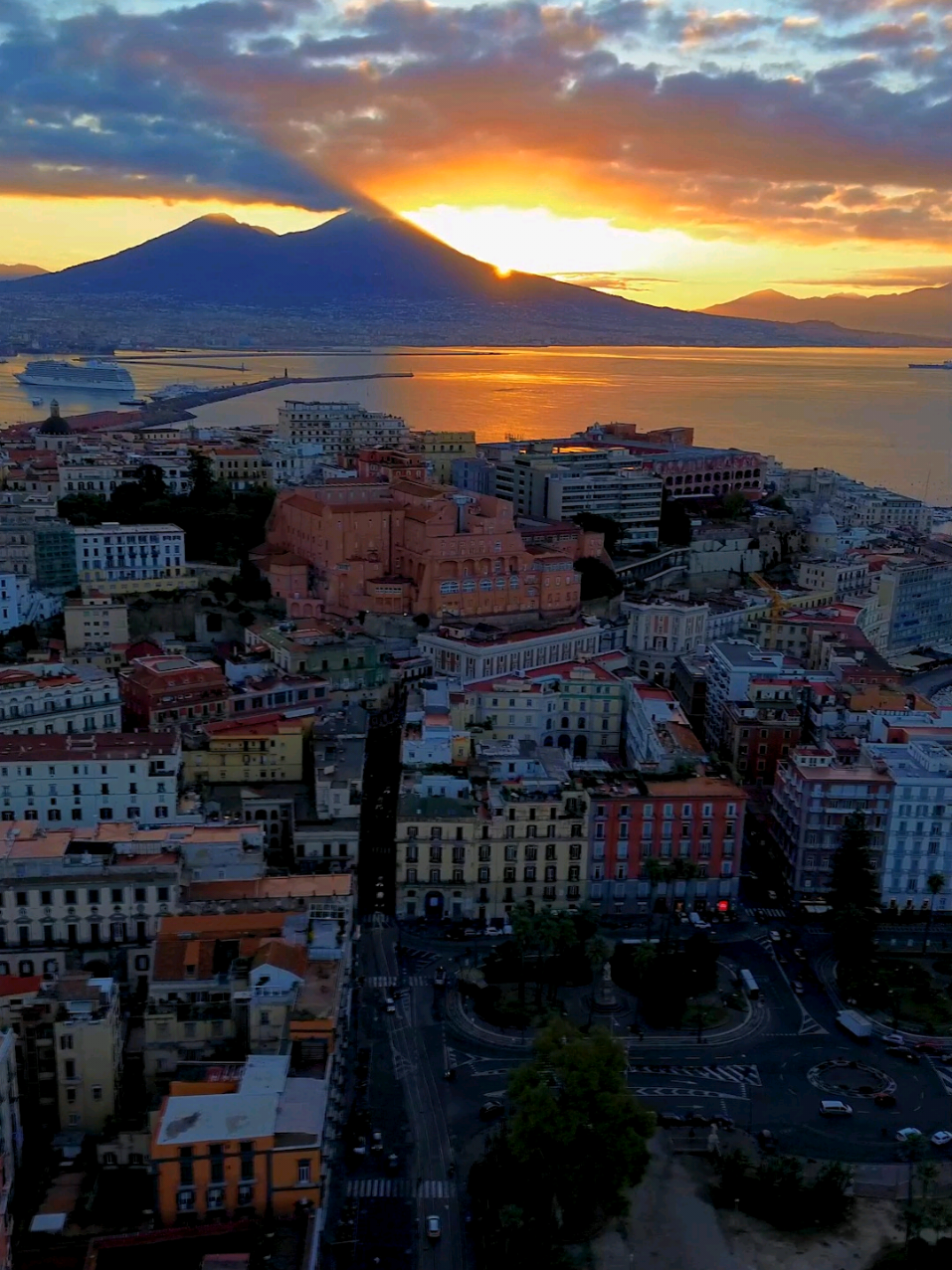 🌅 “Dove il sole bacia il Vesuvio, nasce la magia di Napoli.” #napoli #travel #sunset #beautifuldestinations #fyp 