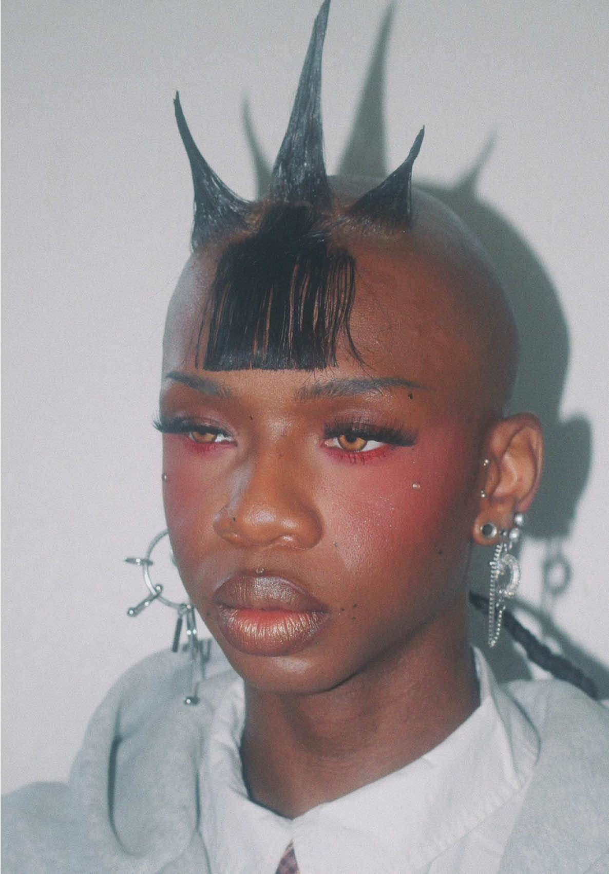 when the future dresses itself  PREP 🧴 Skin prepped to glow with quiet rebellion @Freck Beauty Rich Bitch Serum Primer — the calm before the storm @DanessaMyricksBeauty Universal Blurring Balm + Water Powder Serum — skin like glass, heart like fire SKIN 💀 Structure sculpted, warmth with intent @Patrick Ta Beauty Contour + Bronzer Duo in She’s Chiseled — precision meets defiance @Huda Beauty Faux Filter Concealer in 7.1N — clarity under chaos @patricktabeauty Major Skin Foundation in 24N — seamless, surreal SET 🪞 Freeze the vision, not the movement @hudabeauty Easy Bake Setting Powder in Peach Pie — soft under the spikes @patricktabeauty Contour + Bronzer Duo in She’s Chiseled — dimension as armor @Sephora Collection Micro Smooth Powder in 75 Hazelnut — satin reality @Pat McGrath Labs Divine Blush in Paradise Venus — a fever dream flush EYES 🔥 Gaze red with rebellion @sephoracollection Lip Liner in 17 Always Red — repurposed rage @danessamyricksbeauty Color Fix in Primary Red — pigment that doesn’t flinch LIPS 🖤 Muted mouth, power intact @makeupbymario Liner in Chocolate — shadowed intention @maccosmetics Metallic Lipstick in O — bronze like a memory burning EARRINGS ⚙️ Armor disguised as ornament @JUSTINE CLENQUET — industrial grace, soft bite #stlilithh #editorialbeauty #artofface #makeup #conceptual #defiant #mua #alternative #avantgarde #libertyspikes #justineclenquet #avantgardehair 