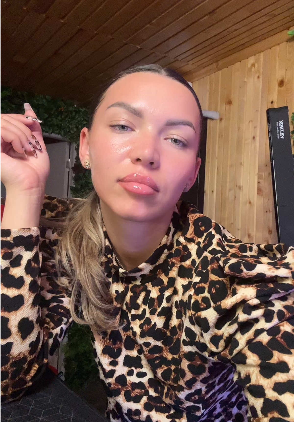 NU puteam intra live dacă nu făceam video-ul ăsta!! P.S am întrebat pe toată lumea asta🤷🏼‍♀️ #animalprintnails #LIVE #fyp #viral 