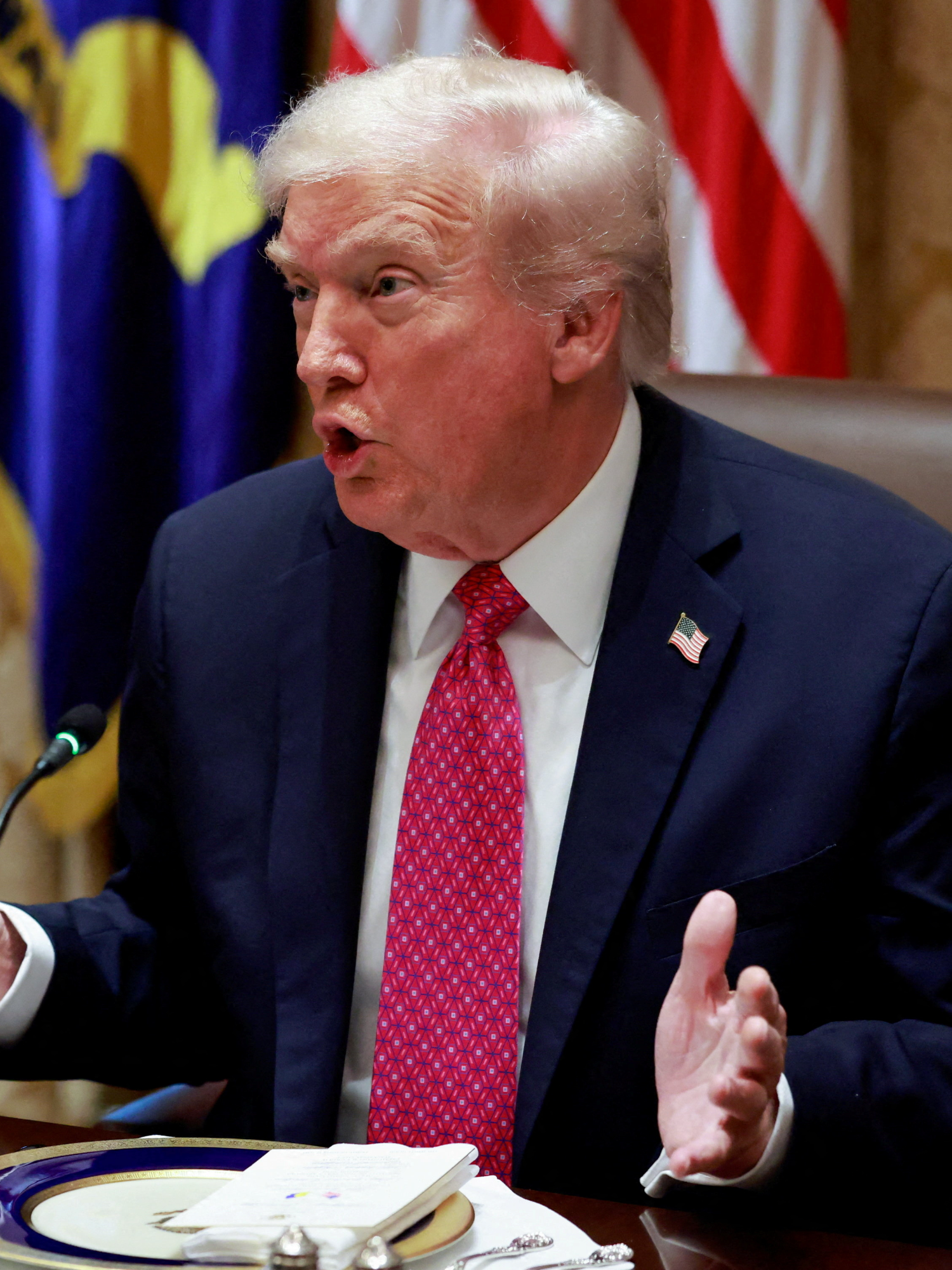 🔴 En medio de la tensión con Venezuela, periodistas le preguntaron a Trump sobre los informes de que el régimen de Nicolás Maduro había puesto sobre la mesa un plan para que su líder abandonara el poder en un plazo de tres años. “Ha ofrecido todo”, dijo Trump, “porque no quiere molestar con Estados Unidos”. El presidente usó una palabra malsonante con significado similar a molestar. 🔗 Lee todo el reporte en el link.