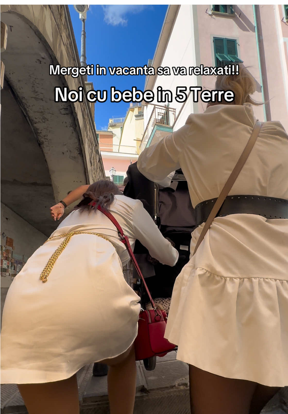 Fiecare cu ce are. Recomandare daca veniti cu bebe in Cinque Terre este sa va luat ham, nu carucior pentru ca este ultra obositor. Ham si gentuta lui bebe si e perfect! O sa mi multumiti mai tarziu. #cinqueterre #fyppppppppppppppppppppppp #relatablecontent #italy #travel 