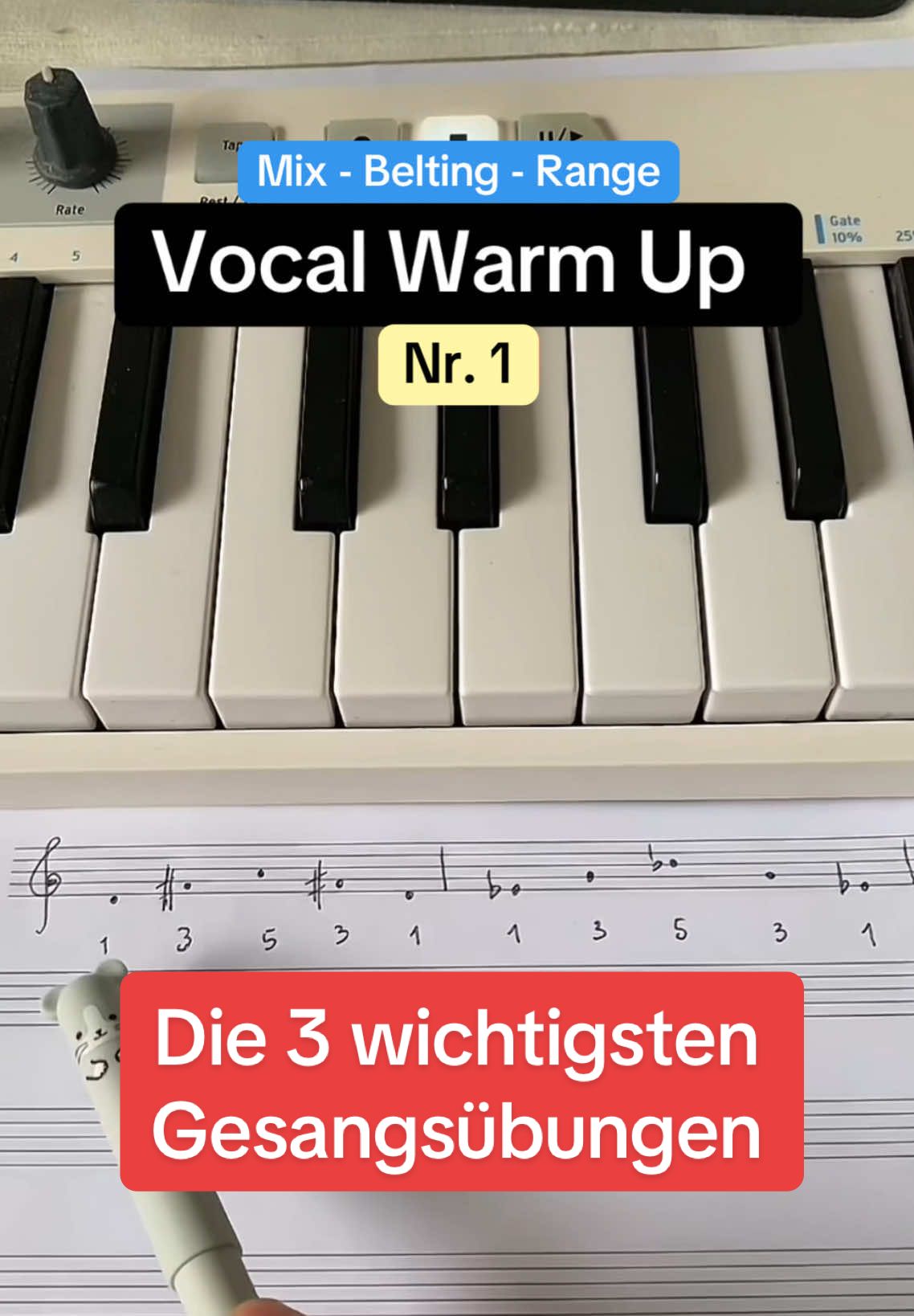 Übung 1: Trainiere deine höheren Töne mit einer einfachen Übung auf der Silbe „Nej“. Durch den Dreiklang aktivierst du die Verbindung zwischen Brust- und Kopfstimme und förderst deine Mixed Voice. Achte darauf, dass der Ton vorne im Gesicht schwingt. So klingt deine Stimme klar und mühelos, ohne Druck im Hals. Übung 2: Hier stärkst du dein Belting und deine Atemstütze. Singe mit den Silben „No“ und „Na“ in verschiedenen Tempi, um Spannung und Kontrolle aufzubauen. Starte in einer angenehmen Lage und arbeite dich allmählich nach oben. Wichtig: Die Stimme sollte sich immer frei und entspannt anfühlen, niemals gepresst oder schmerzhaft. Übung 3: Das Range-Warm-Up wärmt den ganzen Umfang deiner Stimme auf. Nutze verschiedene Vokale oder Silben, um Tonumfang, Atmung und Resonanz gleichzeitig zu trainieren. Ideal zum täglichen Einsingen, einfach, schnell und effektiv. Versuch den vokalstabil zu halten und sing ihn sauber. #mixvoice #stimmtraining #belting #singtipps #vocalwarmup