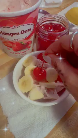 Strawberry Häagen-Dazs, ice cream with banana, bananas, and cherry and caramel on top of my favorite@Häagen-Dazs 