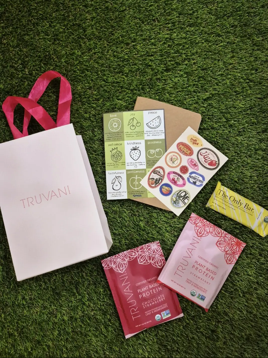 This is what was in the goody bag that I got from Lumara Wellness Club's Pilates & Prayer wellness event 🌸 ☆ A bar & protein powder from @Truvani   (I've never tried any of their products before, so I'm super excited about these!!) ☆ A journal, stickers, and a cute Fruits of the Spirit card The event was so amazing! And this is me, encouraging you (as always 💕) to get out and take care of your physical and mental health 💪🏾🫶🏾   #truvaniproteinpowder  #truvanibar  #truvaniprotein  #truvaniproteinbar  #orlandocreator 