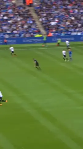 هل تتفق أن محرز من بين أفضل المراوغين ف العالم؟  #riyadmahrez #skills #dribble #football #fyp 